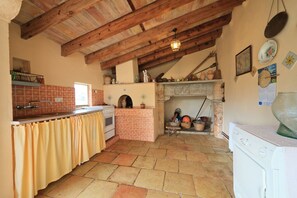 Een koelkast, een microgolfoven, een oven, een vaatwasser