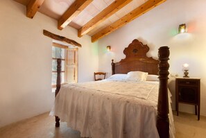 4 chambres, coffres-forts dans les chambres, fer et planche à repasser