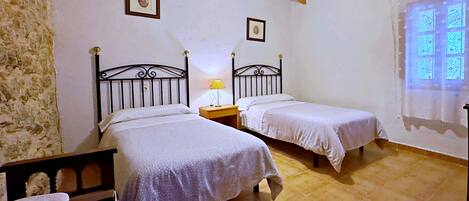 4 bedrooms, in-room safe, iron/ironing board, bed sheets