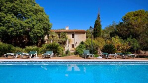A swimming pool with a dolphin mosaic, surrounded by lounge chairs and greenery. - Hort Den Gelos (Pollensa / Pollença)