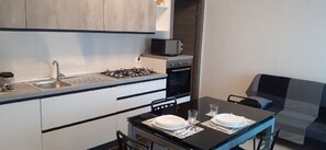 Een koelkast, een magnetron, een oven, een kookplaat