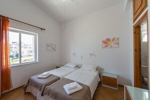 2 bedrooms, in-room safe, iron/ironing board, bed sheets