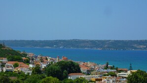 A coastal town with buildings, trees, and a view of the sea. - Villa Amvrosia (Armeni)