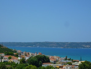 A coastal town with buildings, trees, and a view of the sea. - Villa Amvrosia (Armeni)