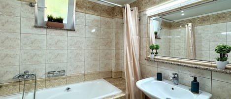 Dusche, Haartrockner, Handtücher