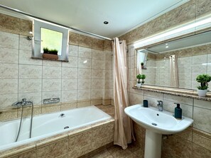 Shower, hair dryer, towels