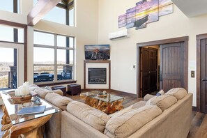 Smart TV, fireplace, video games, DVD player - Private Elevator, Hot Tub, Lake View, Theatre Room (Branson)