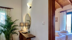4 bedrooms, in-room safe, iron/ironing board, bed sheets - Villa Artemis (Vrises)