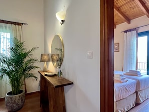 4 bedrooms, in-room safe, iron/ironing board, bed sheets