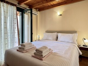 4 bedrooms, in-room safe, iron/ironing board, bed sheets - Villa Artemis (Vrises)