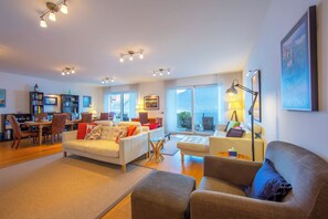 TV a schermo piatto 32 pollici con canali satellitari, TV, lettore DVD