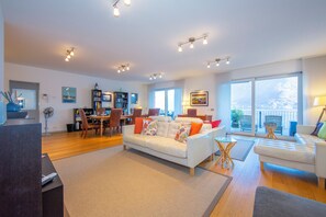 32-Zoll-Flachbildfernseher mit Satellitenempfang, Fernseher, DVD-Player