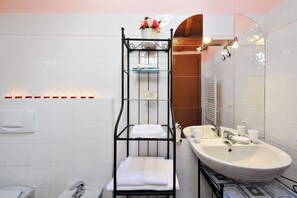 Family Apartment, Multiple Bedrooms, Mountainside (Villa Isella - Mansarda) | Bathroom