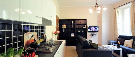 Appartement Familial, plusieurs chambres, cÎté montagne (Villa Isella - Mansarda) | Coin séjour | Télévision à écran plat de 24 pouces avec chaßnes par cùble, télévision