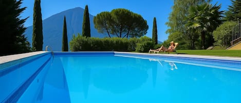 สระว่ายน้ำกลางแจ้งเปิดตามฤดูกาล