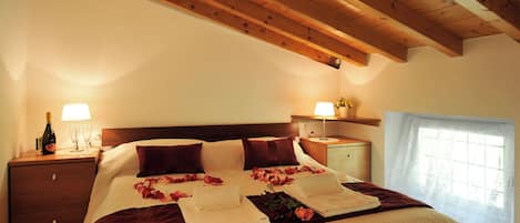 Family Apartment, Multiple Bedrooms, Mountainside (Villa Isella - Mansarda)