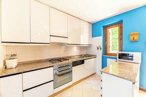 Appartement Familial, plusieurs chambres, 2 salles de bains, côté montagne (Balcone di Noa e Stella) | Cuisine privée