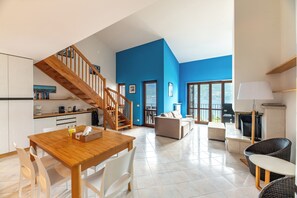 Familienapartment, Mehrere Schlafzimmer, 2 Bäder, Bergseite (Balcone di Noa e Stella) | Wohnzimmer | 24-Zoll-Flachbildfernseher mit Satellitenempfang, Fernseher, Kamin