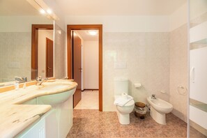 Apartemen Keluarga, 3 kamar tidur, 2 kamar mandi, tepi gunung (Balcone di Noa e Stella) | Kamar mandi | Bathtub dan shower terpisah, pancuran hujan,  dan pengering rambut