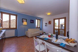 Familienapartment, 1 Doppelbett und Schlafsofa (Fontana Del Lago Apt. 16) | Wohnzimmer