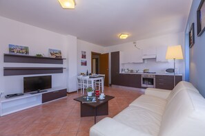 FamiljelÀgenhet - 1 dubbelsÀng med bÀddsoffa (Fontana Del Lago Apt. 16) | Vardagsrum | 21-tums platt-tv med kabelkanaler, tv och dvd-spelare