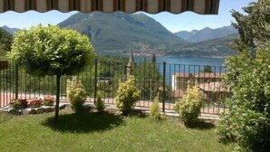 A terrace with a view of a lake and mountains. - Alla Vigna Panoramica (Perledo)