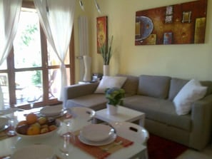 Family Townhome, Multiple Beds, 2 Bathrooms, Garden Area (Alla Vigna Panoramica) | Living room