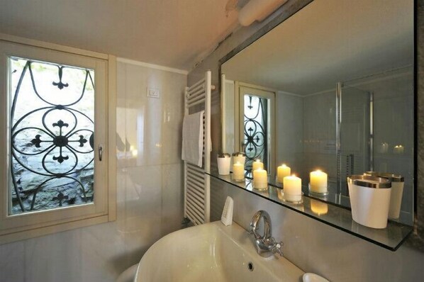 Villa Familiale, plusieurs chambres, en bord de lac (Villa Lucia Varenna) | Salle de bain | Baignoire et douche séparées, douche à « effet pluie », sèche-cheveux