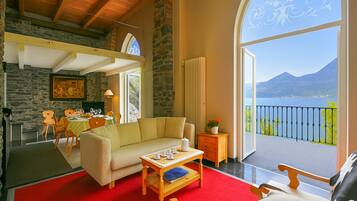 Villa familiare, camere multiple, lato lago (Villa Lucia Varenna) | Area soggiorno | TV a schermo piatto 24 pollici con canali satellitari, TV, caminetto