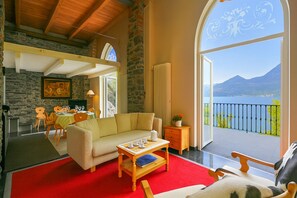 Familienvilla, Mehrere Schlafzimmer, Seeseite (Villa Lucia Varenna) | Wohnbereich | 24-Zoll-Flachbildfernseher mit Satellitenempfang, Fernseher, Kamin