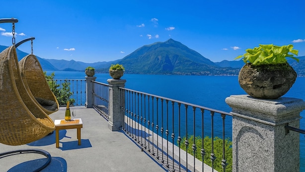 Biệt thự dành cho gia đình, 3 phòng ngủ, ban công, cạnh hồ (Villa Lucia Varenna) | Hiên