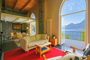 Vila família, vários quartos, ao lado do lago (Villa Lucia Varenna) | Área de estar | TV de tela plana 24 polegadas com canais via satélite, TV, lareira