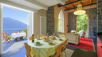 Familienvilla, Mehrere Schlafzimmer, Seeseite (Villa Lucia Varenna) | Speisen