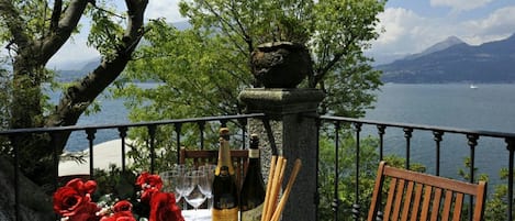 Familie villa, meerdere slaapkamers, aan het meer (Villa Lucia Varenna) | Terras