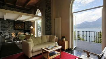 Vila Keluarga, 3 kamar tidur, tepi danau (Villa Lucia Varenna) | Area keluarga | Televisi layar datar 24-inci dengan saluran TV satelit, TV, dan perapian