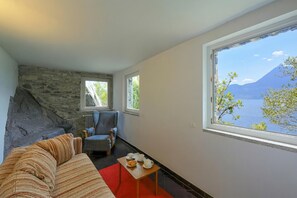 Biệt thự dành cho gia đình, nhiều phòng ngủ, cạnh hồ (Villa Lucia Varenna) | Khu phòng khách | TV màn hình phẳng 24-inch có truyền hình vệ tinh, TV, lò sưởi 