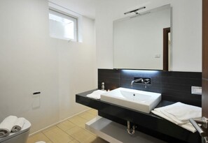 ファミリー ヴィラ ベッドルーム (複数) マウンテンサイド (Villa Lumbini) | バスルーム | 個別の浴槽とシャワー、レインフォールシャワー、バスアメニティ (無料)、ヘアドライヤー