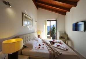 ファミリー ヴィラ ベッドルーム (複数) マウンテンサイド (Villa Lumbini) | 5 室のベッドルーム、アイロン / アイロン台、WiFi、ベッドシーツ