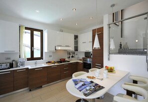 Familienvilla, Mehrere Schlafzimmer, Bergseite (Villa Lumbini) | Eigene Küche | Kühlschrank, Mikrowelle, Ofen, Herdplatte