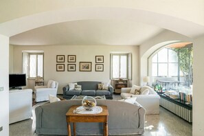 Flat-screen TV, fireplace, stereo