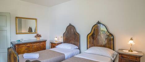 5 bedrooms, iron/ironing board, cots/infant beds, WiFi