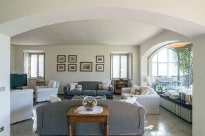 Flat-screen TV, fireplace, stereo