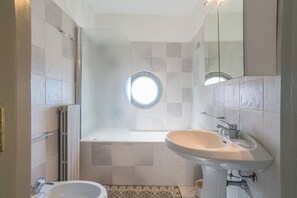 Duschwanne, Regendusche, kostenlose Toilettenartikel, Haartrockner