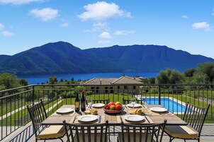 Apartamento familiar, varias habitaciones, 2 baños, junto a la montaña (Tremezzo Ulivi Apt. 7) | Restaurante al aire libre