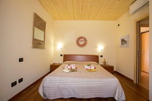 Familienapartment, Mehrere Schlafzimmer, 2 Bäder, Bergseite (Tremezzo Ulivi Apt. 7) | 2 Schlafzimmer, Bügeleisen/Bügelbrett, Babybetten, WLAN