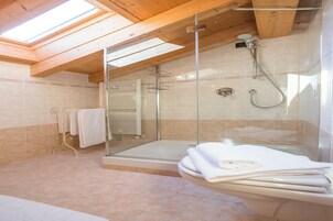 Apartamento familiar, varias habitaciones, 2 baños, junto a la montaña (Tremezzo Ulivi Apt. 7) | Baño | Ducha y bañera combinadas y cabezal de ducha tipo lluvia