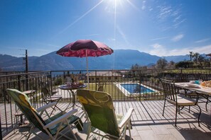 Familjelägenhet - flera sovrum - 2 badrum - intill bergen (Tremezzo Ulivi Apt. 7) | Restaurang utomhus