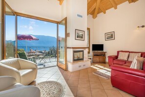 Apartamento familiar, varias habitaciones, 2 baños, junto a la montaña (Tremezzo Ulivi Apt. 7) | Zona de estar | Una televisión, una chimenea, un reproductor de DVD