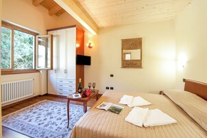 Apartamento familiar, varias habitaciones, 2 baños, junto a la montaña (Tremezzo Ulivi Apt. 7) | 2 dormitorios, tabla de planchar con plancha, cunas (de pago) y wifi