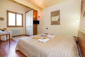 Familjelägenhet - flera sovrum - 2 badrum - intill bergen (Tremezzo Ulivi Apt. 7) | 2 sovrum, strykjärn/strykbräda, barnsängar och wi-fi